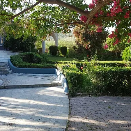 House With Garden Vila Néa Péramos