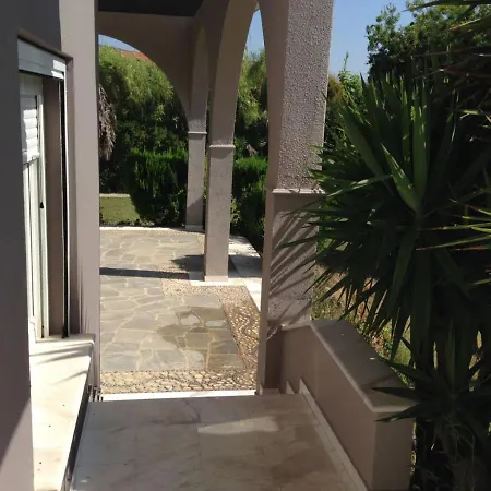 House With Garden *